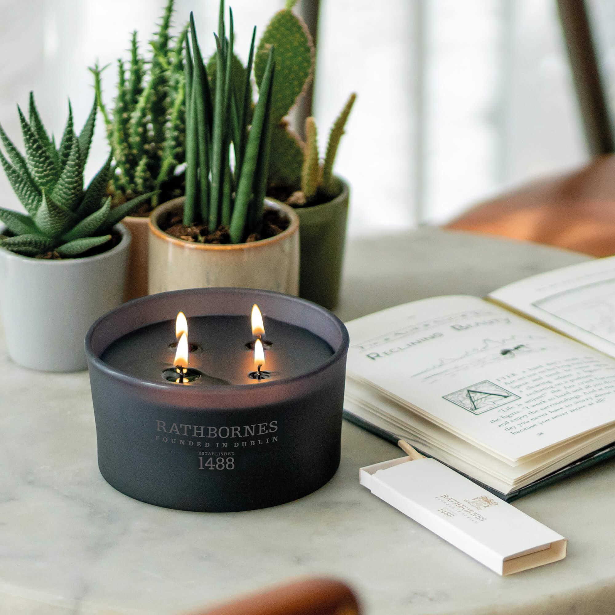 Aromatinė žvakė DUBLIN DUSK 390 g - SILUETI