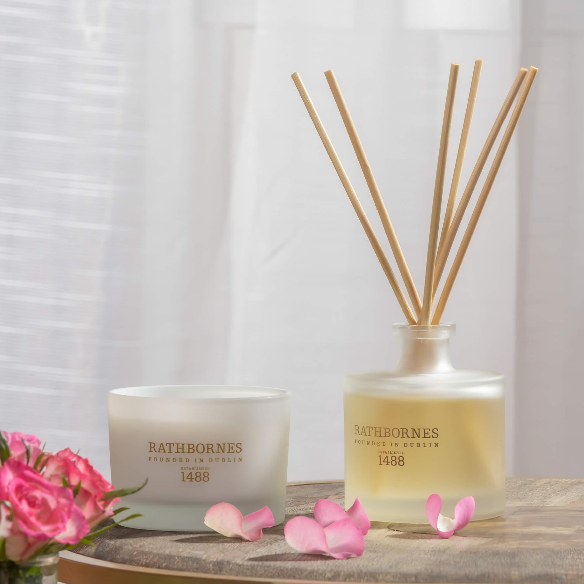 Aromatinės žvakės ir namų kvapo rinkinys DUBLIN TEA ROSE, OUD & PATCHOULI - SILUETI