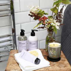 Aromatinio prausiklio ir losjono rinkinys WHITE POMEGRANATE - SILUETI e-boutique