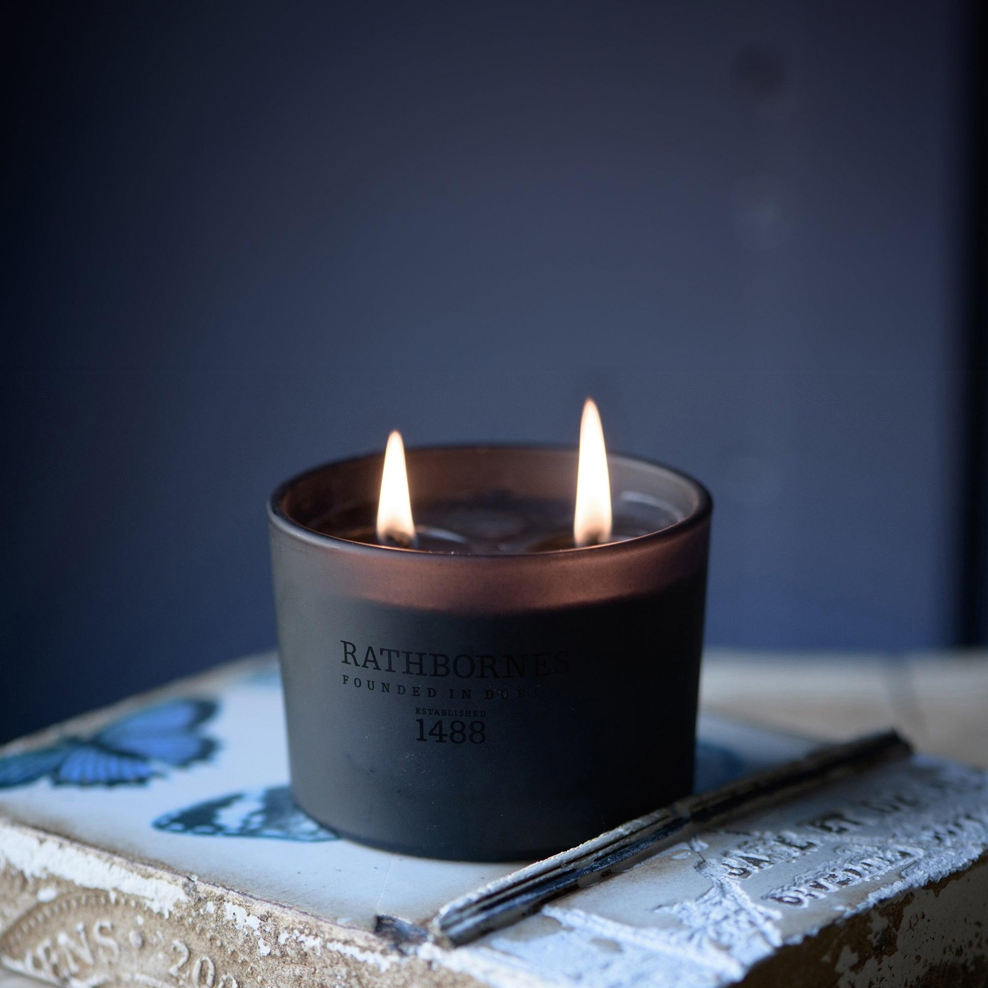 Aromatinė žvakė DUBLIN DUSK 190 g - SILUETI